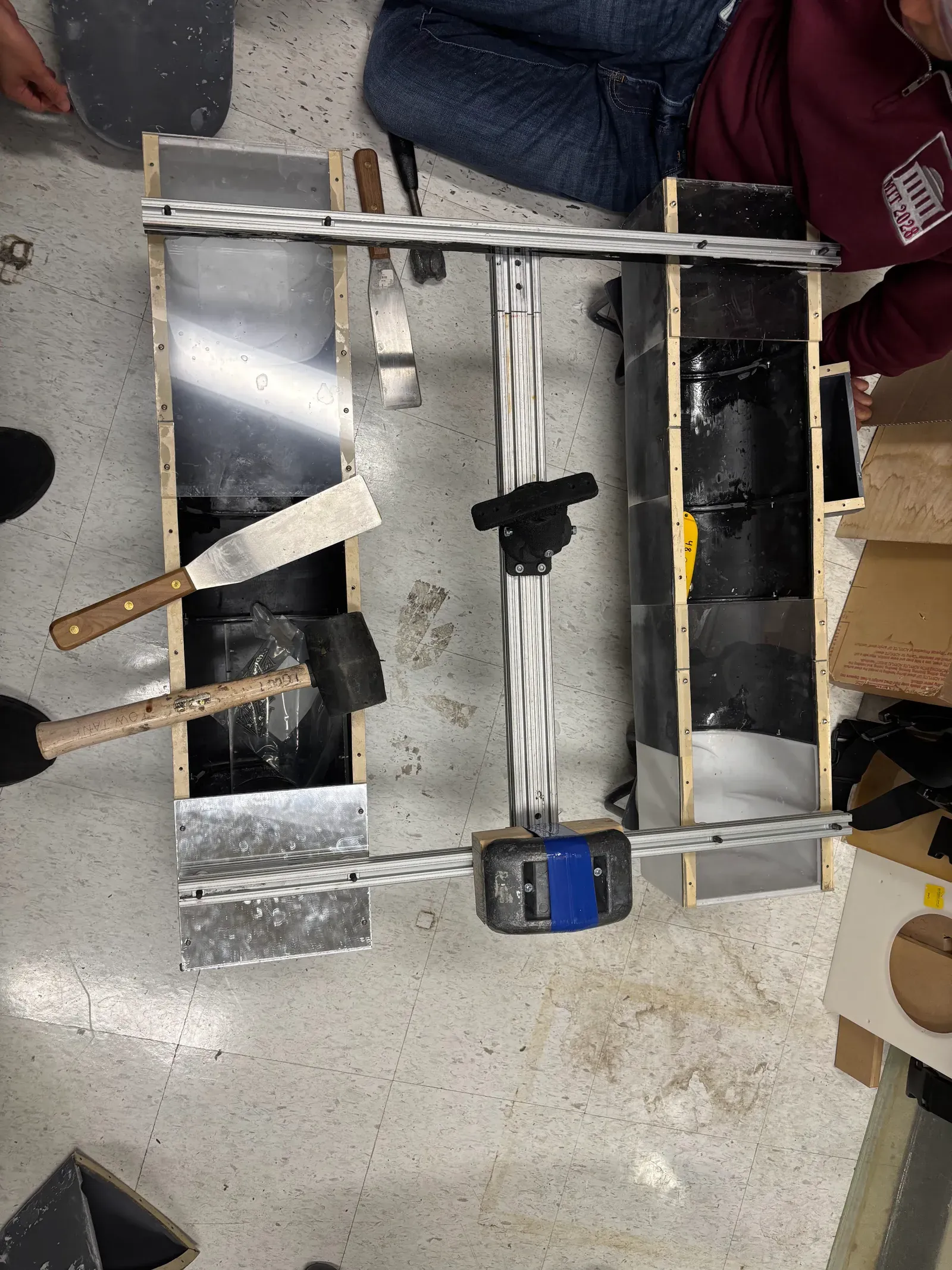 The tow-carriage mounting mechanism