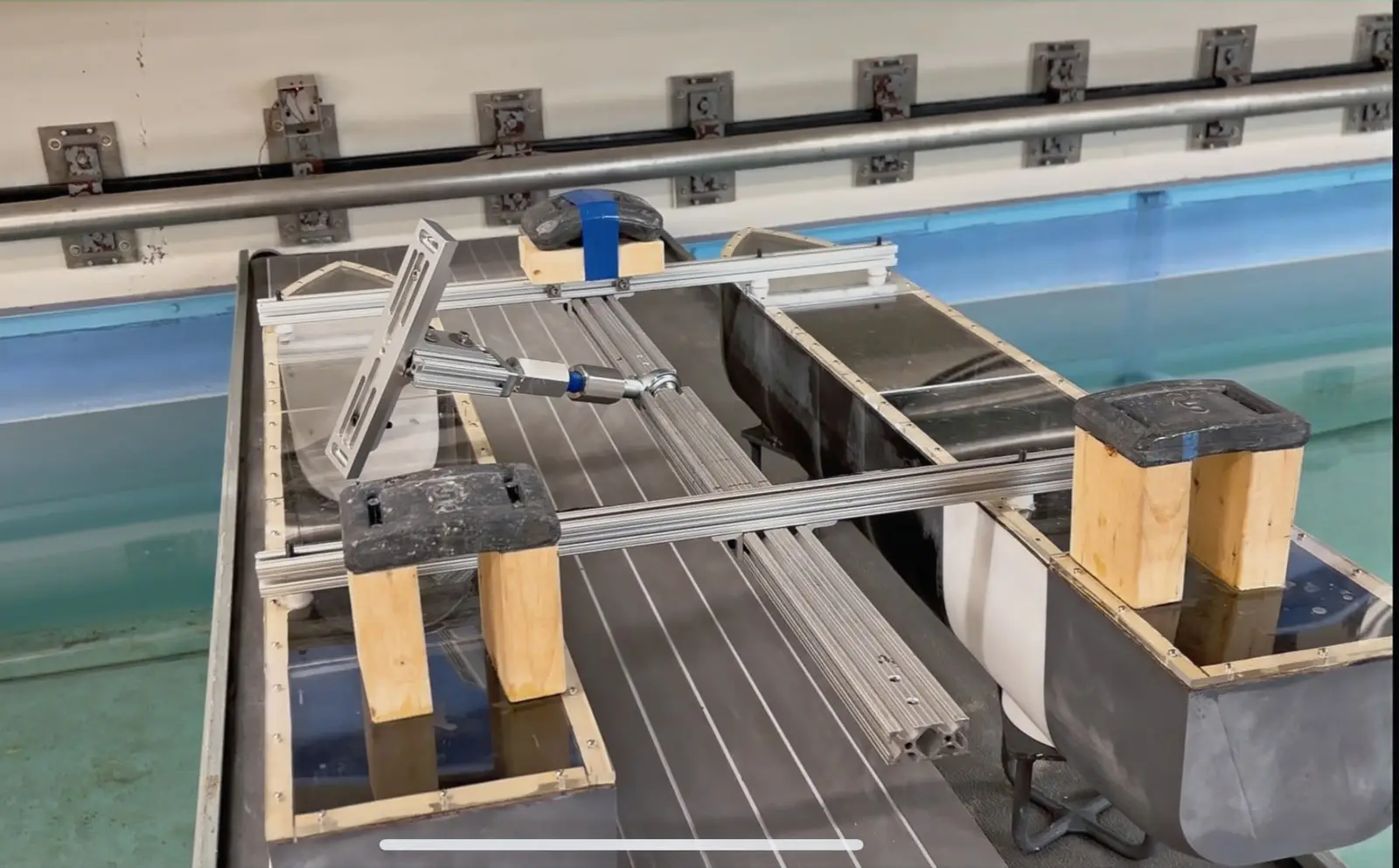 Instrumented modular catamaran model mounted on a tow-tank carriage