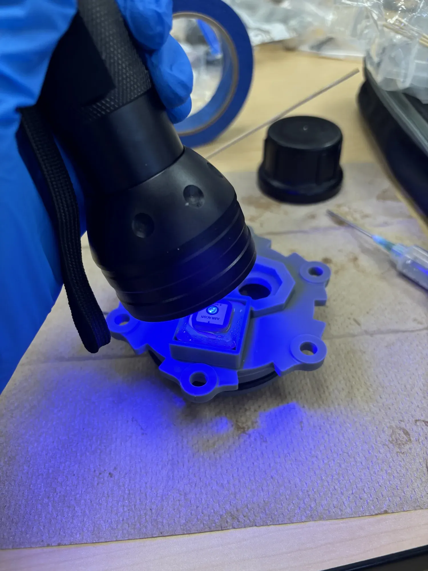 Curing resin on a housing part under UV